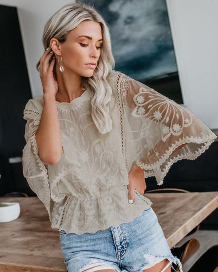 Kvindernes elegante bluse i blonde med voluminøse ærmer Stilla