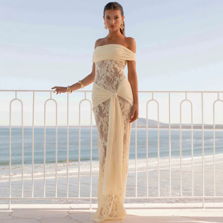 Dame Elegant draperet spidskjole med off-shoulder design Skovae
