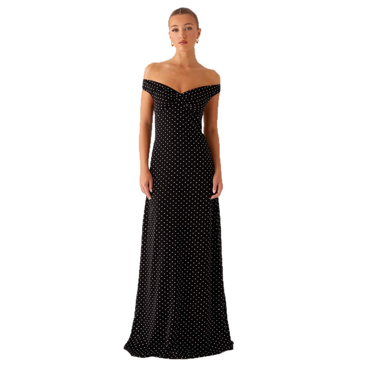 Dame aften kjole med off-shoulder design og elegant prikmønster Skovae