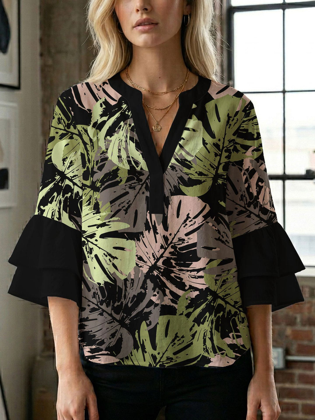 Dame bluse med voluminøse ærmer og kreativt trykdesign Skovae