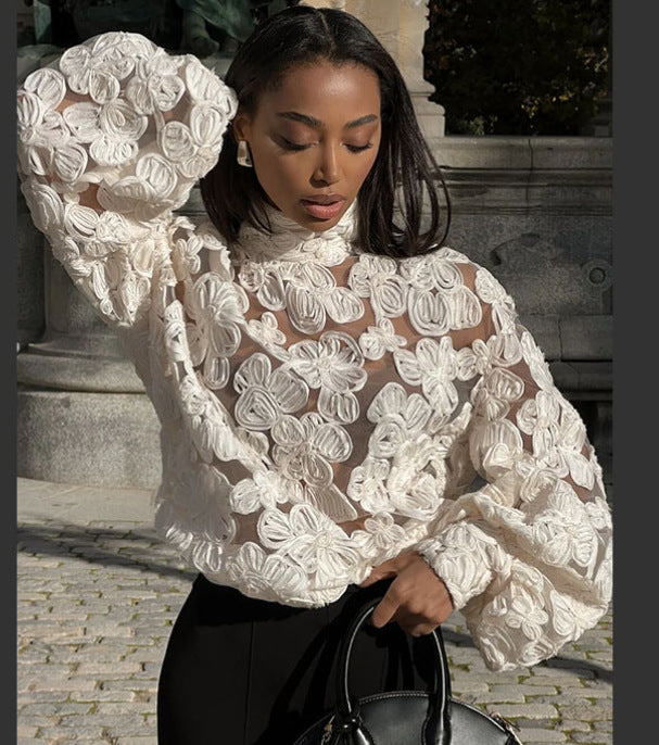 Damebluse med florale broderier og transparent design Stilla