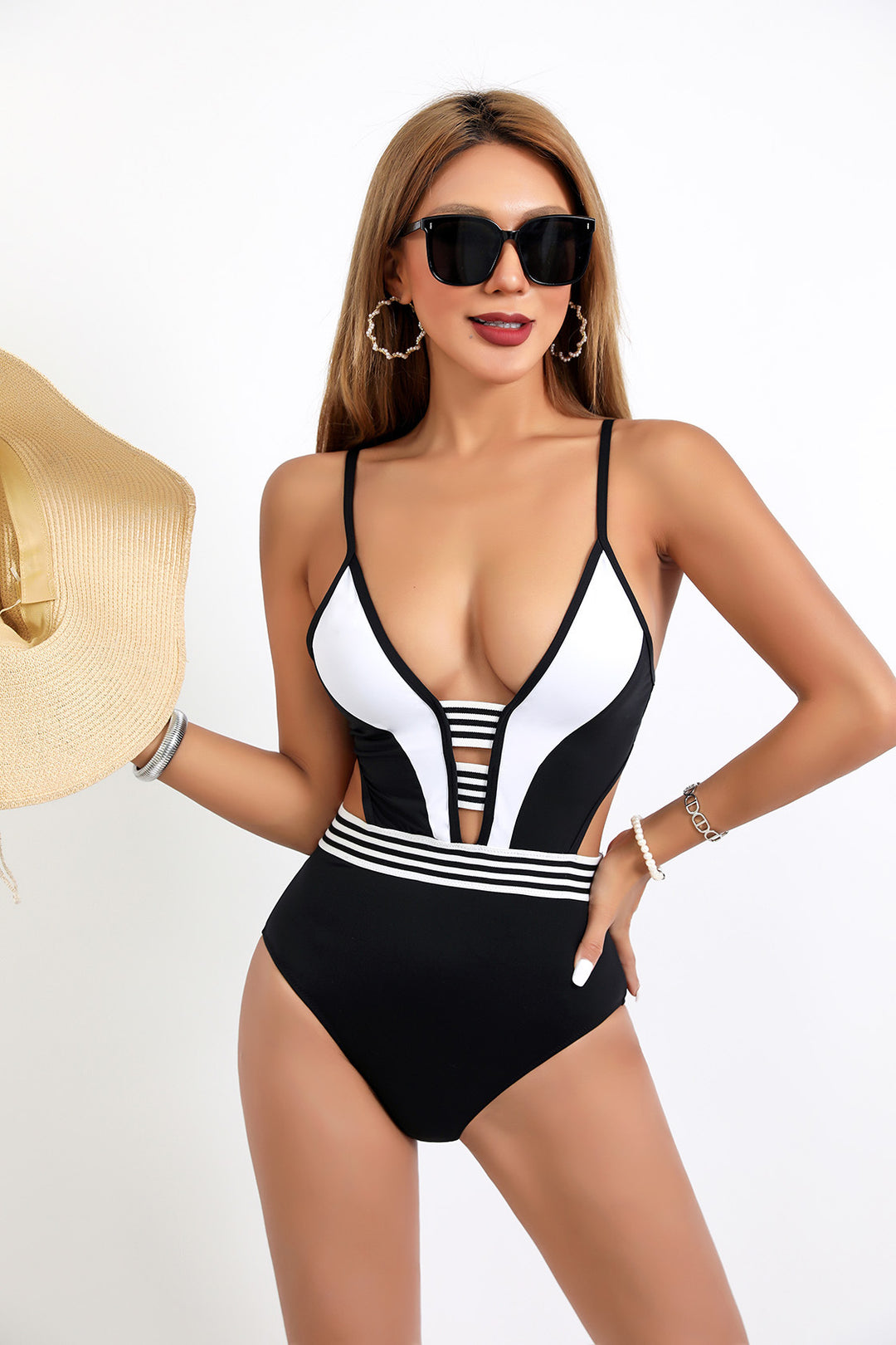 Dame Sporty Badedragt med dyb V-udskæring og trendy cut-outs Stilla