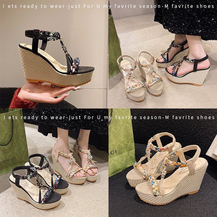 Dame wedge-sandaler med komfortabelt fodseng og iøjnefaldende dekor Stilla