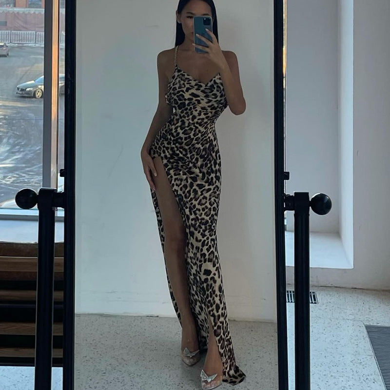 Dame maxikjole med raffineret leopardmønster og sidelæg Stilla