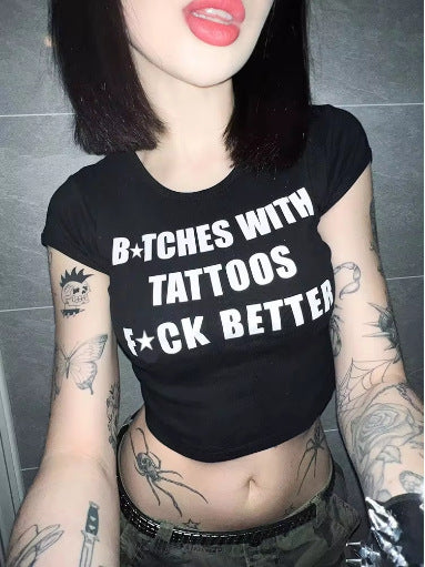 Dame Crop-Top med kreativ grafisk design og moderne skrift Skovae