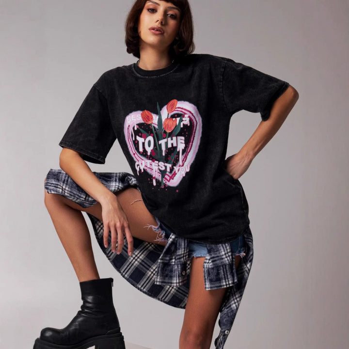 Dame afslappet T-shirt med grafisk hjerte-design og oversized snit Stilla