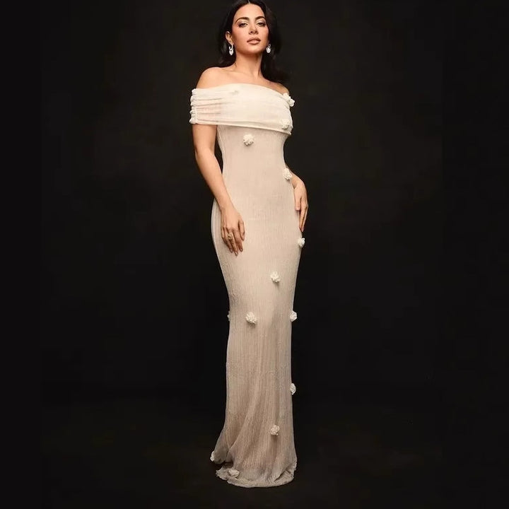 Dame Elegante Aftenkjole med Off-Shoulder Design og florale Applikationer Stilla