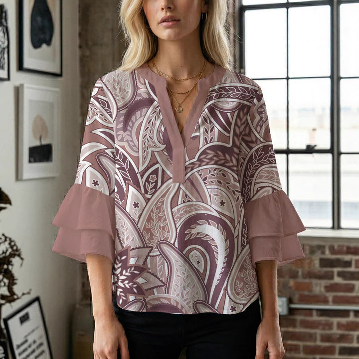 Dame bluse med voluminøse blondererm og kreativt floraldesign Skovae