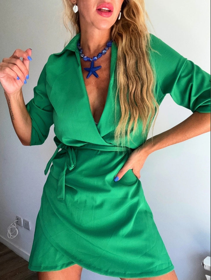 Dame viklekjole med elegant krave og figursyet design Stilla