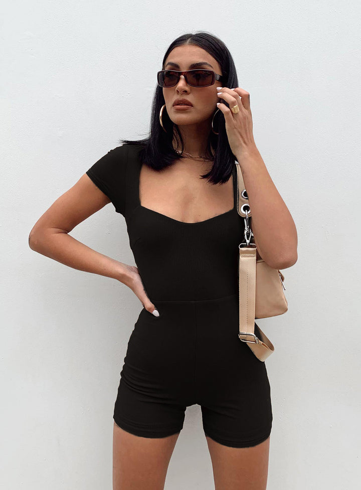 Dame figursyet jumpsuit med firkantet udskæring og kort ærme Skovae