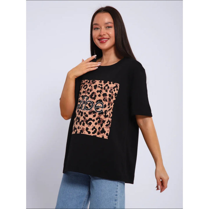 Dame T-shirt med kreativt leopardmotiv og afslappet skrift Stilla