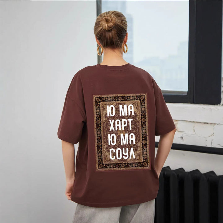 Dame T-shirt med kreativ grafisk tryk og afslappet snit Stilla