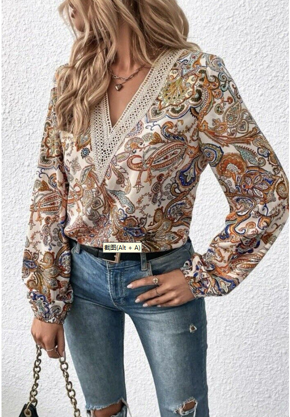 Damebluse med elegant paisley-mønster og V-udskæring Stilla
