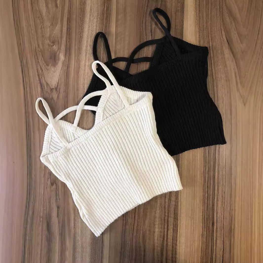 Dame cropped strik top med moderne stropper og struktureret design Stilla