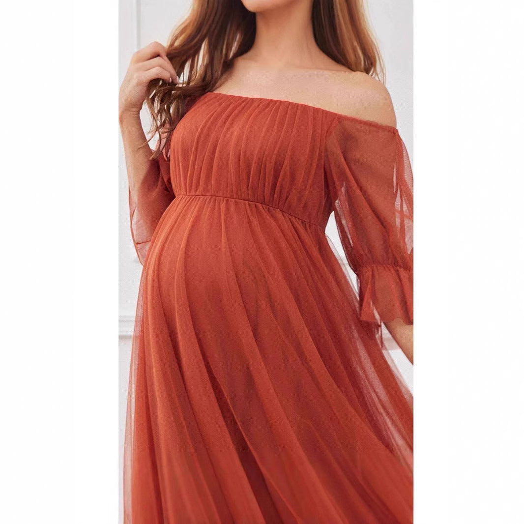 Dame Elegant gravidkjole med off-shoulder design og luftig tyl Stilla