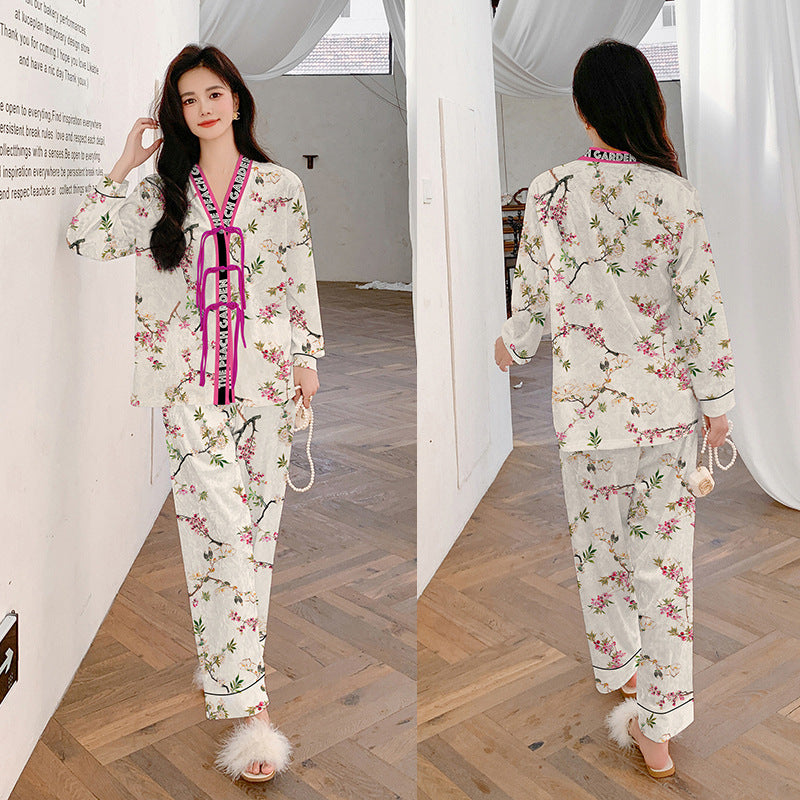 Dame modernt pyjamasæt med tropisk print og komfortdetaljer Stilla
