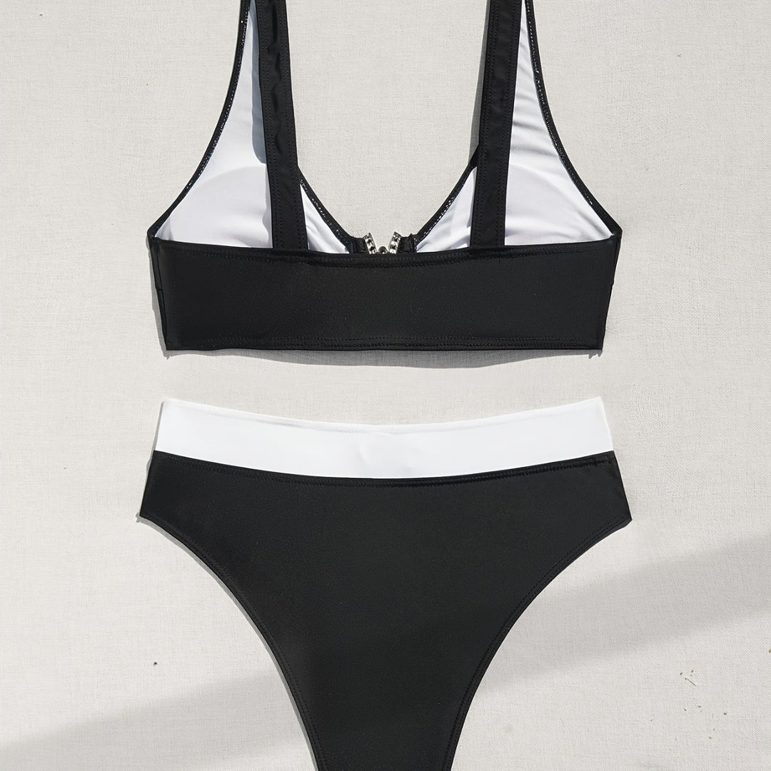 Femme High-Cut bikini-sæt med statement-ring og elegant ruffles-detalje Stilla