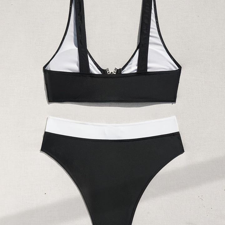 Femme High-Cut bikini-sæt med statement-ring og elegant ruffles-detalje Stilla