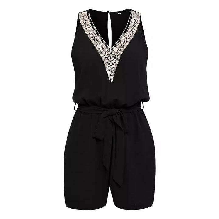 Dame afslappet jumpsuit med fint spidsedetalje og taljerbar talje Stilla
