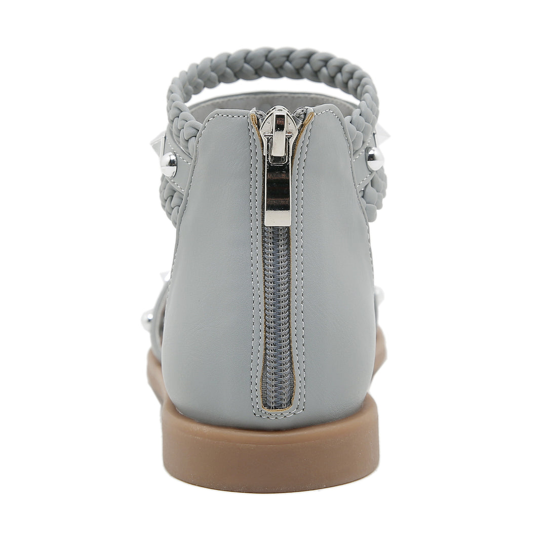 Dame sandaler med flettede remme og moderne nitter Stilla