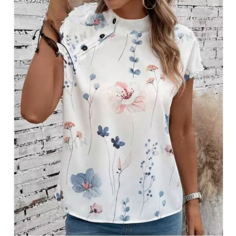 Damebluse med blomstermønster og unik knapdetalje, kortærmet Stilla