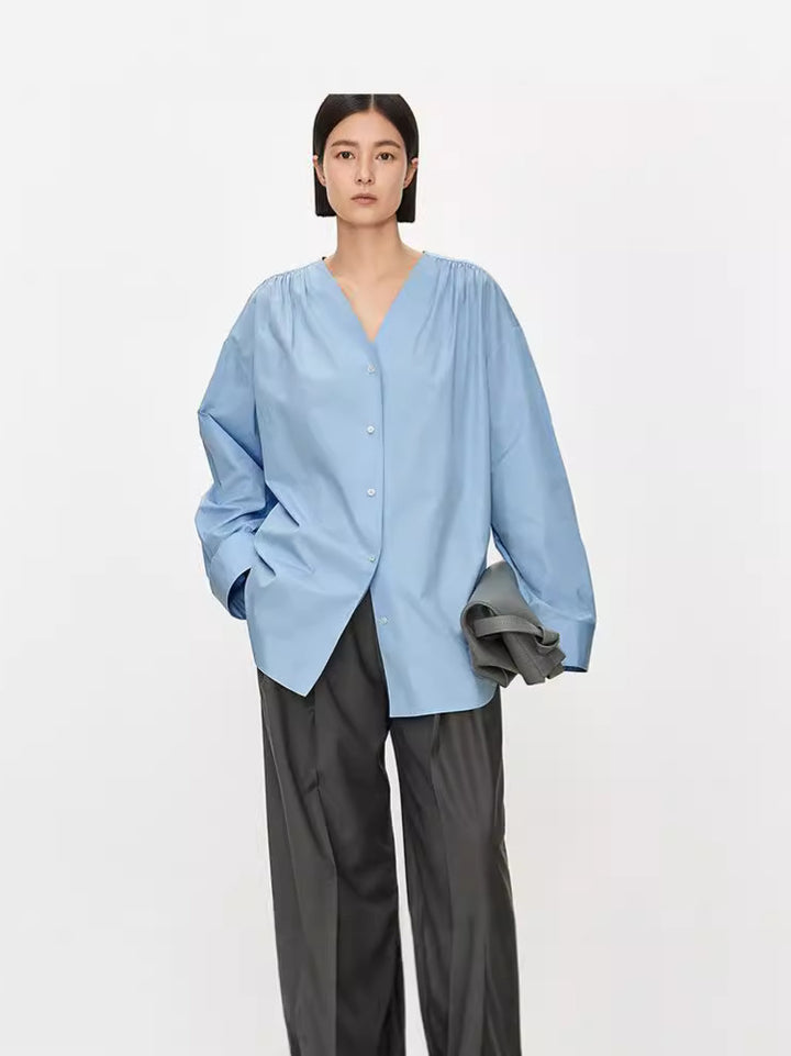Dame afslappet bluse med V-udskæring og elegante detaljer Stilla