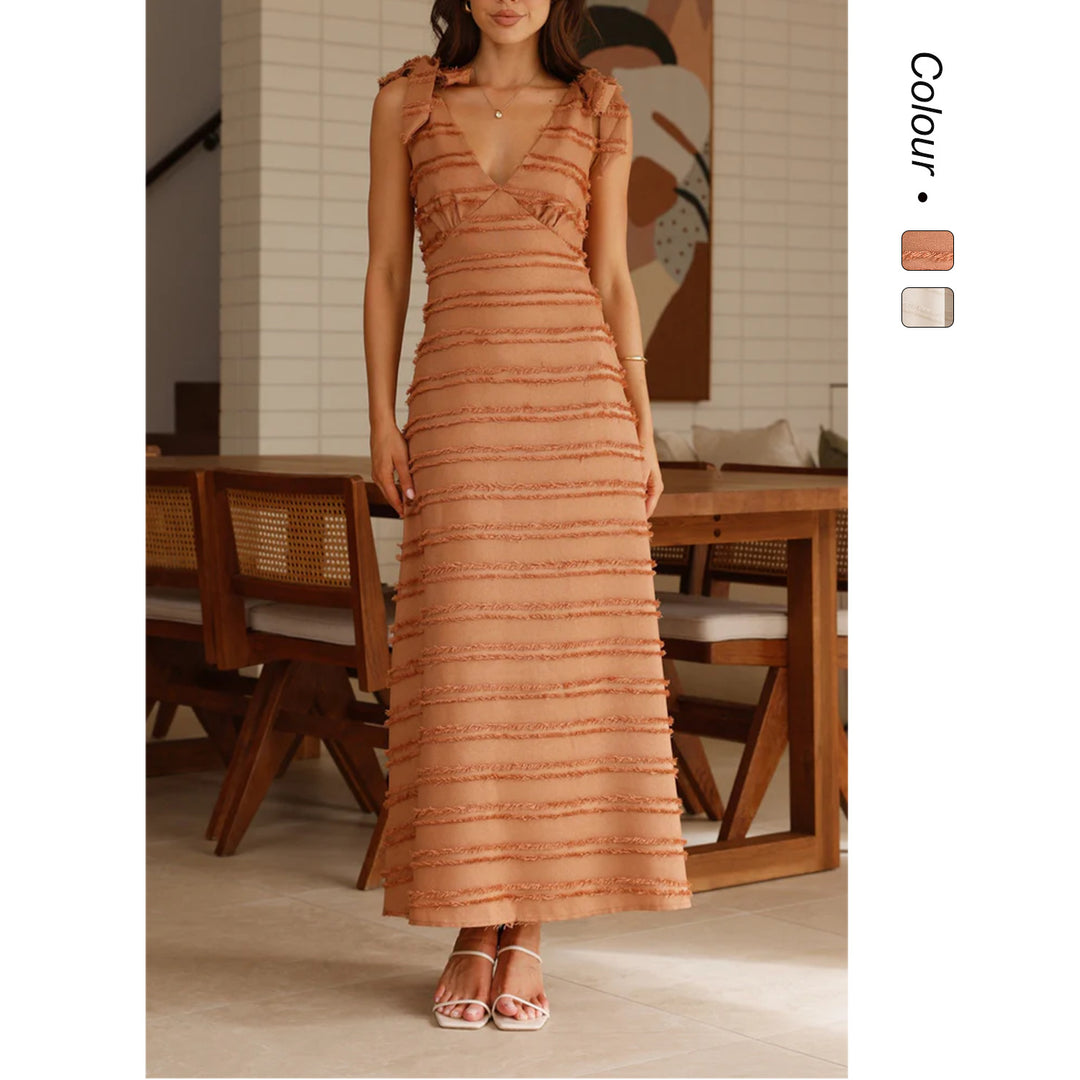 Dame maxi kjole med elegant drapering design og flæse accenter