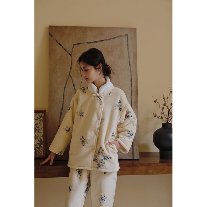 Dame pyjamasæt i blødt, varmt stof med blomsterdesign og praktiske lommer Stilla