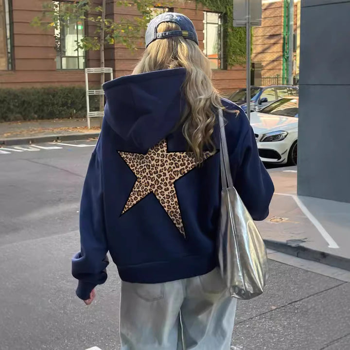 Dame hoodie med iøjnefaldende leopard stjerne design Skovae