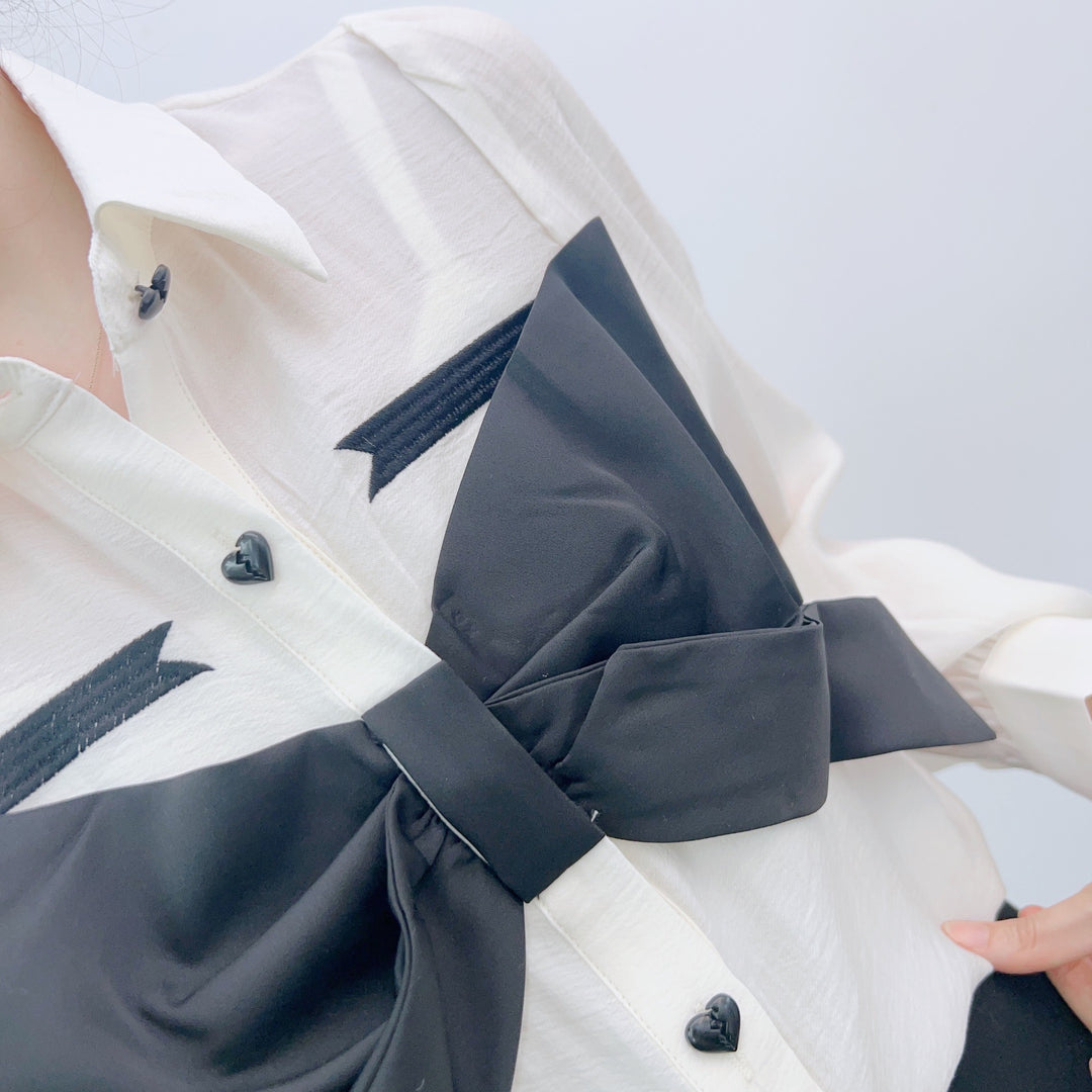 Damebluse med dekorativt slips-design og elegante hjerteknapper Stilla