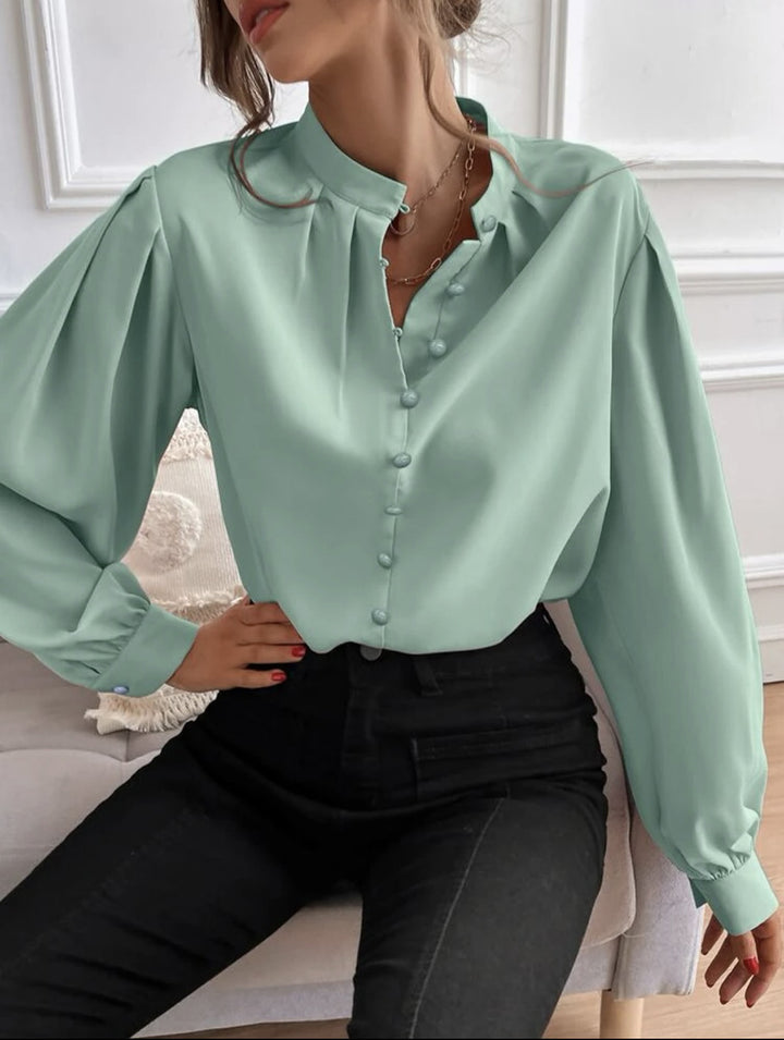 Damebluse med elegant ståkrave og draperet pasform Stilla