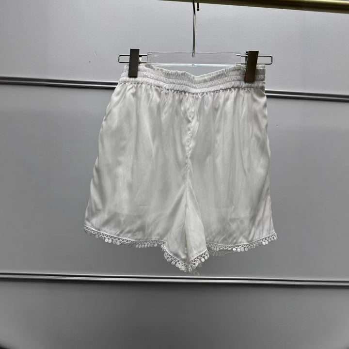Dame luftig bluse med dekorativ broderet halslinje og rynkede afslutninger Stilla