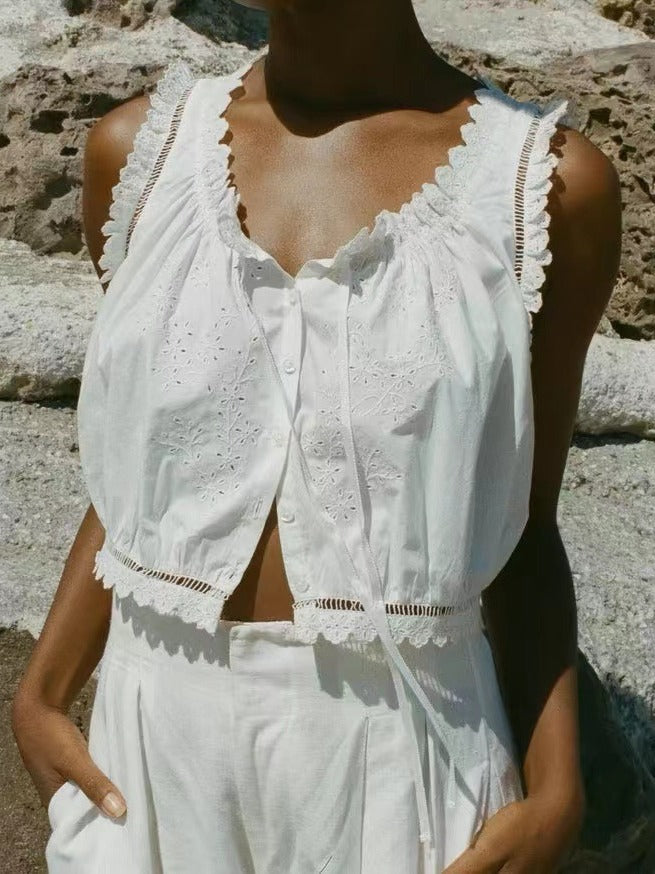 Dame spidsbluse med romantisk flæsekant og fine broderier Stilla
