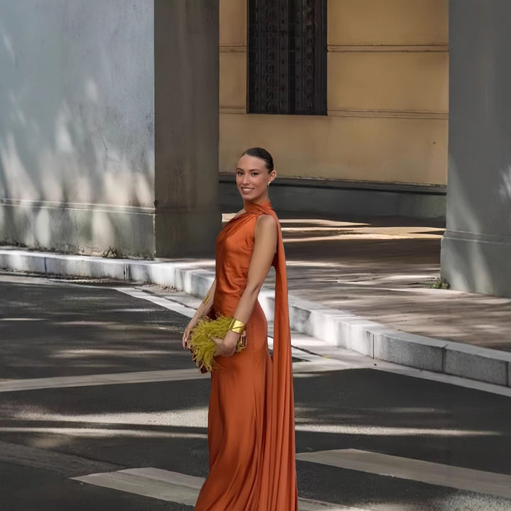 Dame aften kjole med asymmetrisk snit og elegant ståkrave Stilla