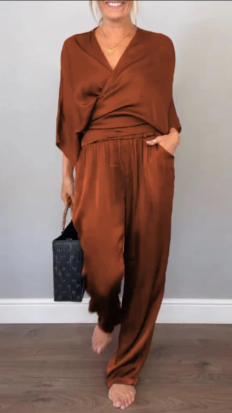 Dame Satin-Loungewear-sæt med elegant indpakningsdesign og bredt ben Stilla