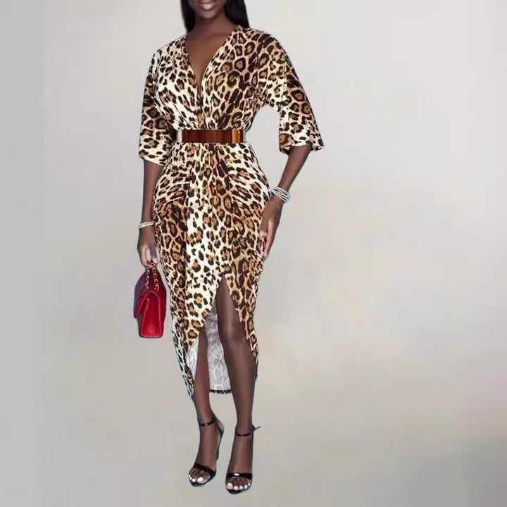 Dame maxikjole med elegant leopardmønster, svajende skirt og figursyet bælte Stilla