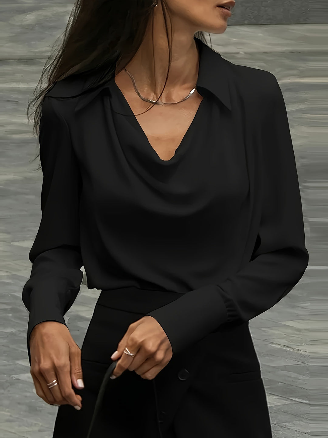 Dame elegant bluse med flydende V-udskæring og klassiske detaljer Stilla