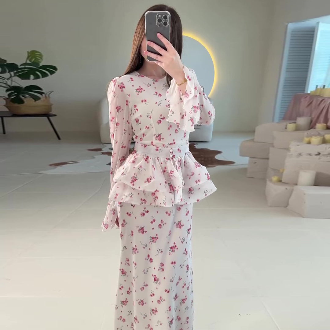 Kvindernes maxi kjole med voluminøs peplum og blomsteraccenter