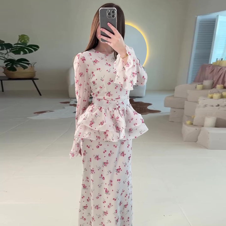 Kvindernes maxi kjole med voluminøs peplum og blomsteraccenter