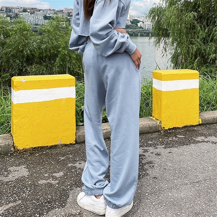 Kvinders afslappede loungewear sæt med kort sweatshirt og behagelige joggingbukser Stilla