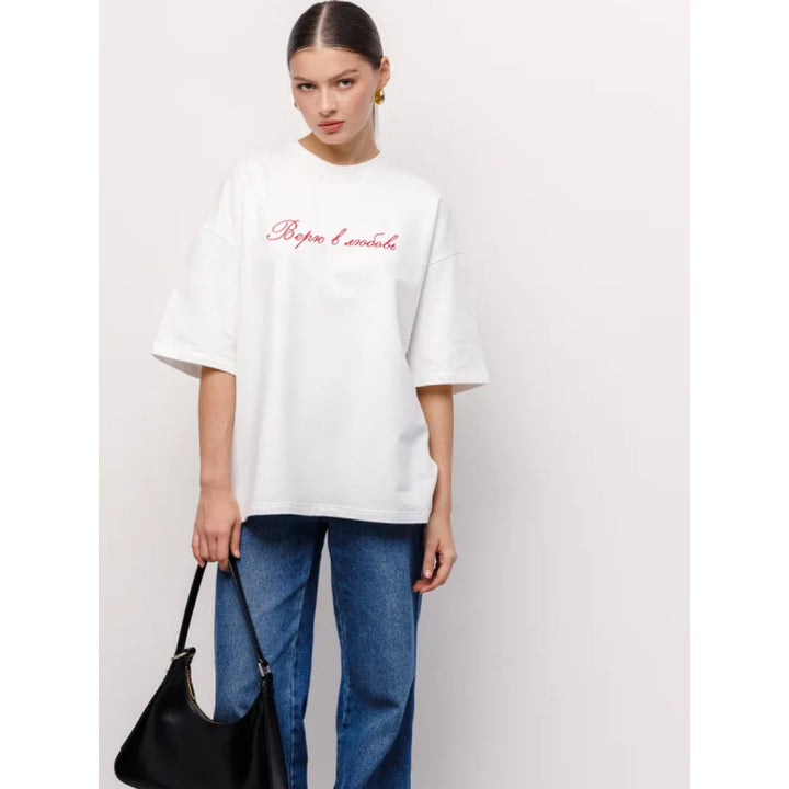 Dame T-shirt med romantisk skrift og afslappet pasform Stilla