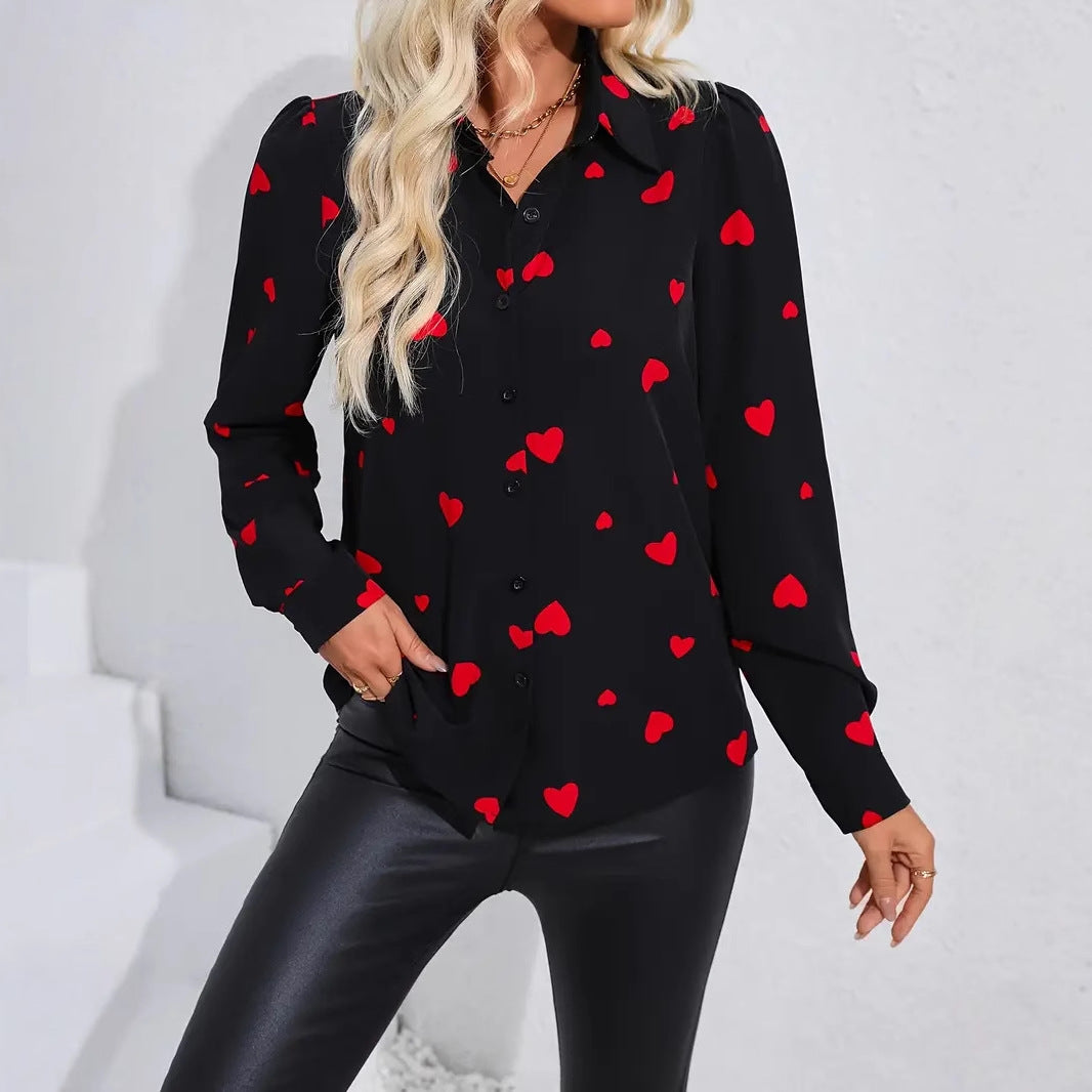 Damebluse med hjerteprint og elegant knaplukning Stilla