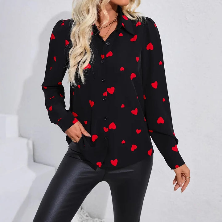 Damebluse med hjerteprint og elegant knaplukning Stilla