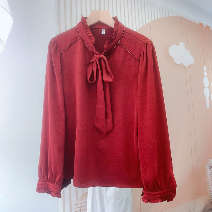 Damebluse med flæsedetaljer og elegant sløjfe Stilla