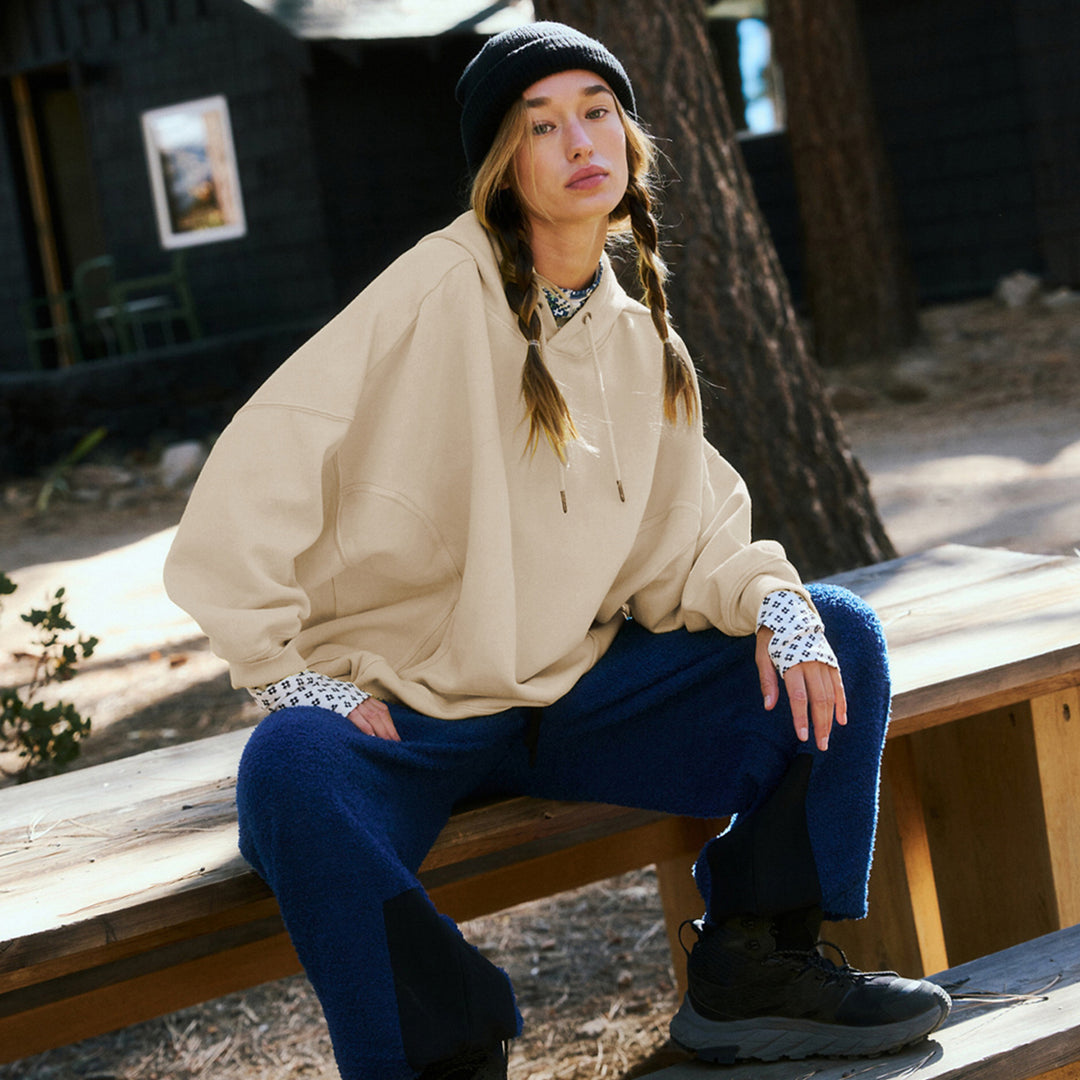 Dame oversized hoodie lavet af blød bomuldsblanding med praktiske sidelommer Stilla