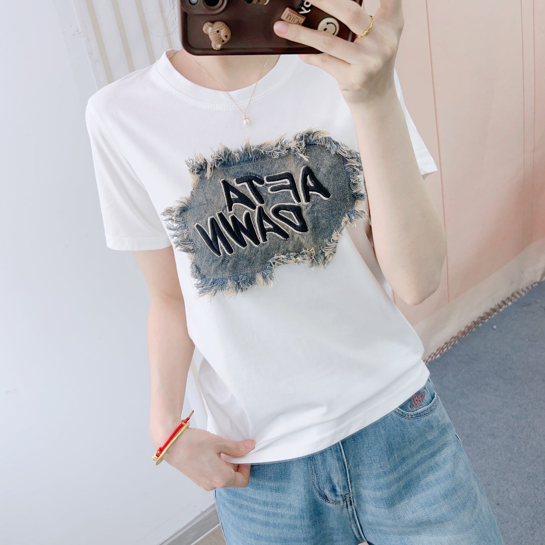 Dame T-shirt med kreativ denim-print og mode frynser Stilla