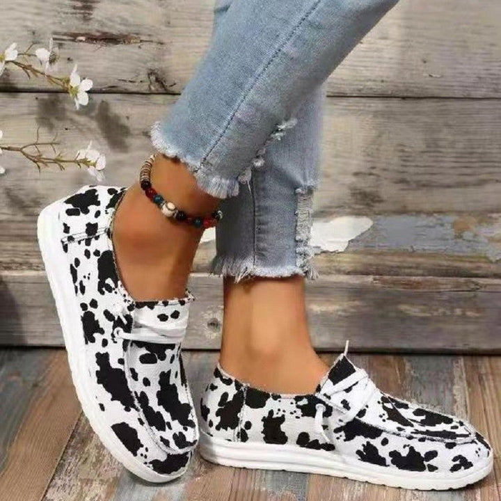 Dame Mode Slip-On Sneakers med unikt Cow-Print og fleksibel sål Stilla