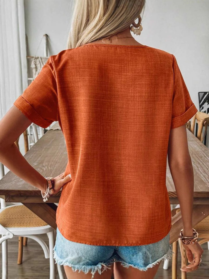 Dame kortærmet bluse med dekorative knapdetaljer og moderne snit Stilla