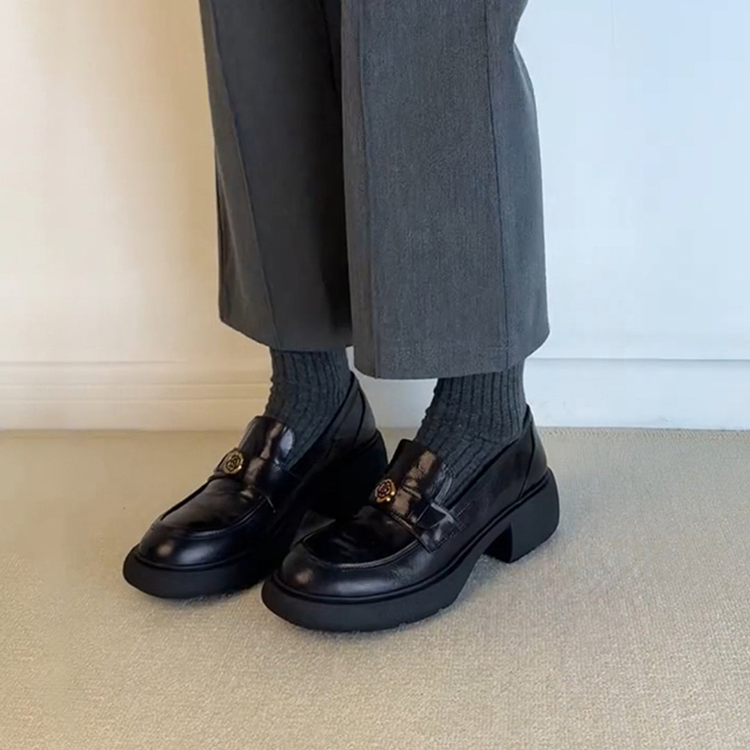 Dame Chunky Loafer Hæle med dekorativt emblem Stilla