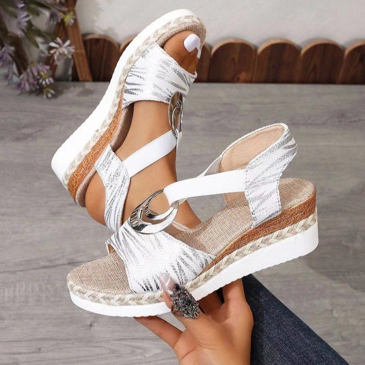 Dame Wedge-sandaler med dekorative metalringe og elastiske remme Stilla